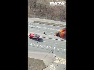 Эпичное видео взрыва Газели на улице Лобачевского в Москве.Сотрудник МЧС, тушивший автомобиль, чудом не пострадал.