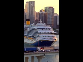 🇺🇸 Громадный круизный лайнер на парковке в Майами