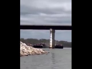 Судно врезалось в мост в США