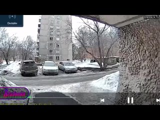 В Новосибирске водитель влетел в бабушку, которая выходила из подъезда и зажал ее между домом и маши