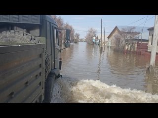 Военнослужащие Ясненского ракетного соединения доставляют продовольствие и воду в труднодоступные районы Оренбуржья