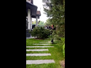 «Мамасита»: 40-летняя Бородина крохотных шортах и сапожках повеселилась на вечеринке во вдоре своего особняка (видео)