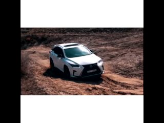Захватывающая битва титанов - Volvo XC90 и Lexus RX350 в испытании на песчаном подъеме с диагональным препятствием