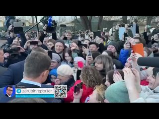 Владимир Путин в Торжке пообщался с местными жителями, внезапно остановив свой кортеж на одной из улиц города