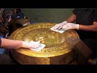 Самая большая монета в мире  Australian Kangaroo One Tonne Gold Coin, весит одну тонну и на % состоит из чистого золота