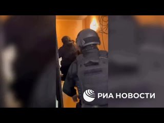ФСБ в Москве задержала 7 сторонников террористического РДК. В квартире были найдены нацистские флаги и запрещённая литература