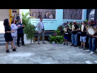 🇺🇸 Вицепрезидентът на САЩ Камала Харис пляска с ръце, докато е обиждана от опозиционните пуерториканци