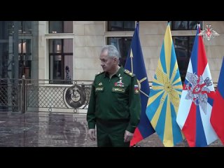 Министр обороны России Сергей Шойгу вручил медаль Золотая звезда