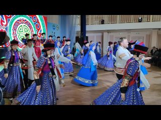 Совместный “Приветственный танец“ в исполнении творческих коллективов БГУ “Байкальские волны“ и Байкальские самоцветы“