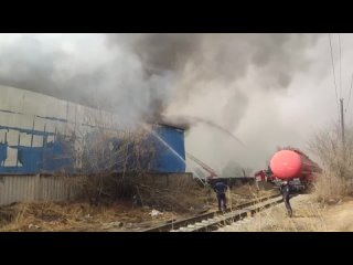 Пожарный поезд прибыл для тушения горящего склада на ул. Логовой в Чите