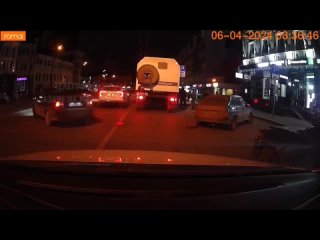 Бойцы ОМОН Росгвардии в Казани “приняли“ пассажиров автомобиля, из которого силовикам показали оскорбительный жест