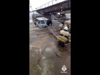 В Оренбуржье водитель хотел переехать на авто реку и чуть не затонул