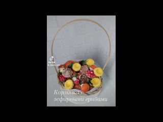 Корзинка с зефирными грибами и шишками