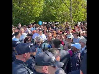 “Господа полицейские, пропустите нас наверх! Мы будем демократично требовать от Майи Санду, чтобы она покинула территорию Гагауз