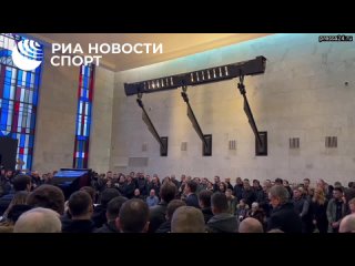 Церемония прощания с Василием Уткиным проходит в ритуальном зале ЦКБ в столице: гости, среди которых