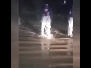 Полицейский выносит на спине инвалида вместе с его домашним животным во время наводнения в Орске :