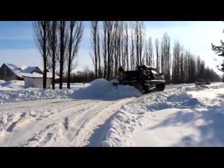 Путепрокладчик БАТ-2 борется со снежными завалами