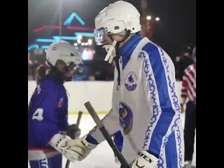 Вчера вечером на центральной площади Горно-Алтайске прошёл товарищеский матч по хоккею между сборной органов власти и командами