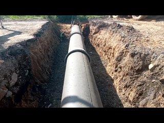 Монтаж железобетонных раструбных трубы при строительстве дорог автокраном