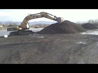 Экскаваторы Cat 330C речной карьер разработка гравия