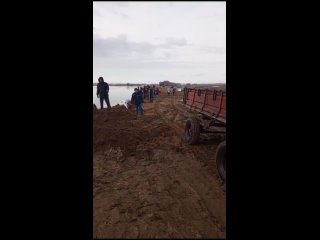 Топит село Озёрки в Илекском районе. Дорог на въезд и выезд из деревни нет, даже хлеб не могут привезти с района. Жители села, н