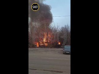 Огонь охватил двухэтажный частный дом на 1-м Богучарском переулке в Южном Бутово в Москве. Внутри взрываются газовые баллоны