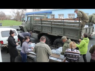 Военнослужащие Ясненского ракетного соединения раздают воду муниципальным предприятиям Оренбуржья