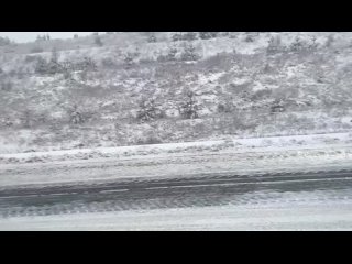 Работает спецтехника: амурские дороги покрылись снежной кашей