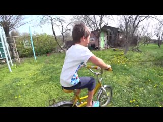 3 апреля. Вася сел на велосипед. Конец маминым цветам и клумбам.