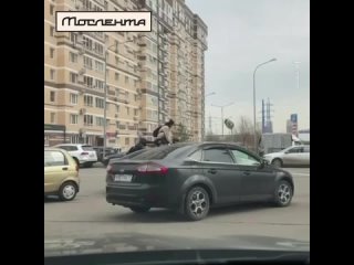 Пятеро подростков едут на одном самокате одновременно