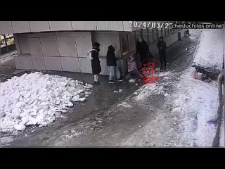 В Новосибирске глыба льда чуть не убила женщину: момент падения попал на видео  Обломок сошел с крыш