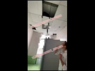 Потолок упал в одной из школ Новороссийска, пишут в соцсетях