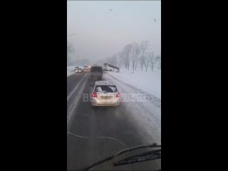 Автобус и легковой автомобиль столкнулись в Новокузнецке рядом с поворотом на аэропорт. Подробности устанавливаются
