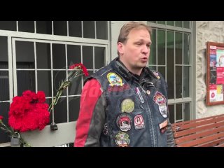 Московские мотоциклисты приехали к зданию СК РФ, где идет допрос отца и друга нелегала, убившего русского парня