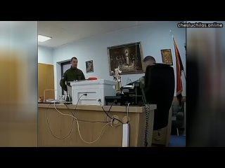 На Украине скрытая камера засняла любвеобильного военкома, который сосался на рабочем месте сразу с