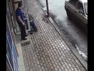 В Екатеринбурге толпа людей напала на мужчину