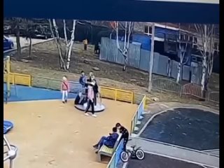 В Подольске женщина избила детей на площадке