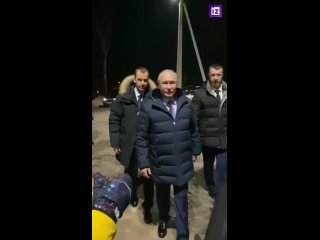Какие руки холодные! Замёрзнете же, бегите домой!,  так отреагировал Владимир Путин на ожидающих его людей в Чувашии