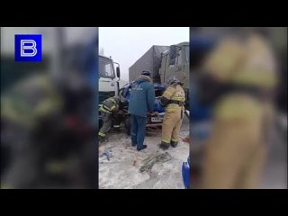 ДТП на Верхне-Ростинском шоссе в Мурманске: водитель Renault оказался зажат в автомобиле