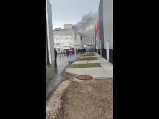 Сильный пожар в промзоне в Дзержинске ()