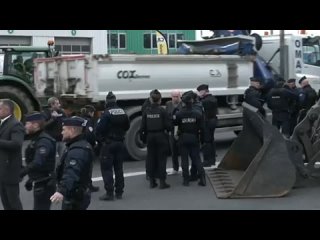 ️French Farmers Block Europe’s Largest Produce Market