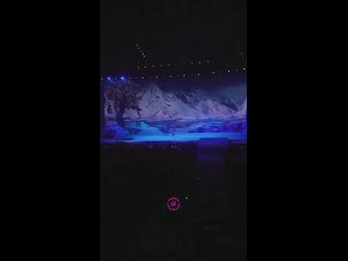 В спектакле под названием “Легенда Туолинга“ в Сиане, Китай, 30 дрессированных волков прыгали со сцены в зрительный зал и дарили