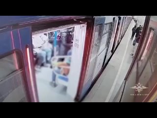🚈 В Москве, в вагоне метро произошел конфликт между двумя пассажирами

Один из участников конфликта  на «Лубянке» решил, что сло