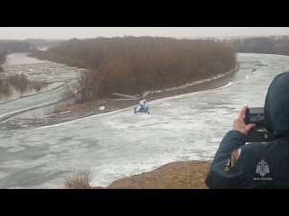 На реке Чарыш сотрудники МЧС взрывают лед