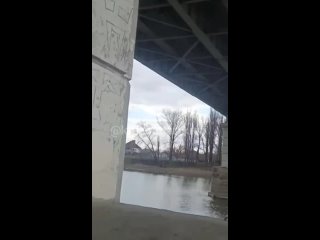 В Краснодаре полицией был задержан 60-летний местный житель, который находился на металлических опорах Тургеневского моста Пр
