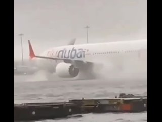 Bремя вылета рейсов из Дубая в Москву перенесли из-за сильных дождей.