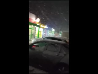 В Каменске-Шахтинском местные жители собрали на камеру комбо из стихий: тут и снег, и дождь, и даже гром с молнией – и всё меньш