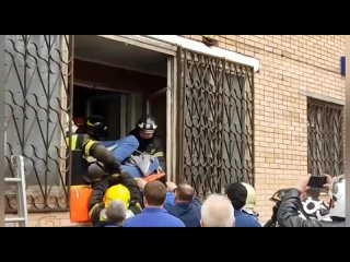 300-килограммового мужчину, которому стало плохо, пытались вынести спасатели из квартиры в Москве