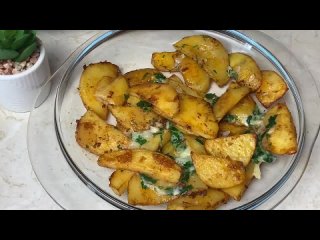 Просто порежьте картошку и добавьте чеснок ! Они такие вкусные, что готовлю часто