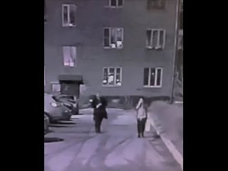 В подмосковном Монино мужчина на улице облил двух девушек кислотой